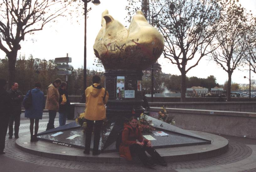 The impromtu Diana memorial.